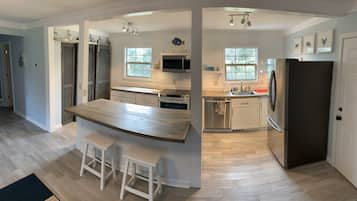 Geladeira, micro-ondas, fogão, cooktop