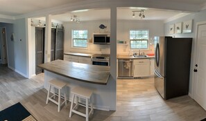 Réfrigérateur, four à micro-ondes, un four, surface de cuisson