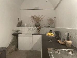 Kühlschrank, Ofen, Kochgeschirr/Geschirr/Besteck