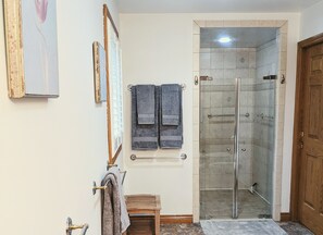 Shower, hair dryer, bidet, towels - A poolside guest stay nested in a beautiful orchard along winery route (Niagara-on-the-Lake)
