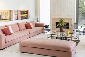 Televisión, chimenea y tenis de mesa 