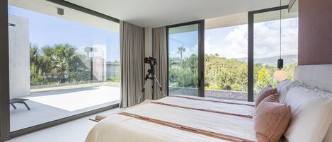 6 bedrooms, iron/ironing board, travel crib