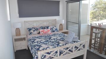 3 bedrooms, desk, WiFi, bed sheets