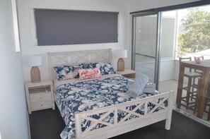 3 bedrooms, desk, WiFi, bed sheets