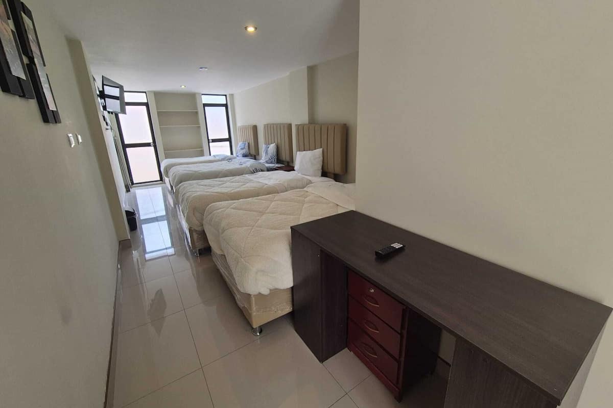 Quarto quádruplo clássico | Roupas de cama premium, edredons de pluma, camas com colchões pillow-top