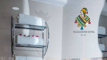 Habitación triple clásica | Baño | Amenidades de baño gratuitas, toallas, jabón, shampoo