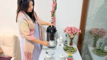 32-inch Smart TV with digital channels, TV, Netflix