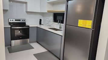 Royal Condo | Private kitchen | Oven, cookware/dishes/utensils, kitchen islands