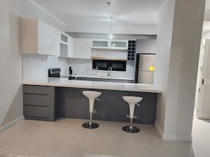 Apartamento Royal | Cocina privada | Horno, utensilios de cocina y isla de cocina