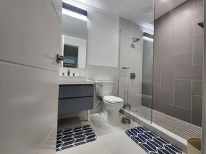 Royal Condo | Bathroom - Sky Pool Apartment At VIA @ Braemar New Kingston (Kingston)