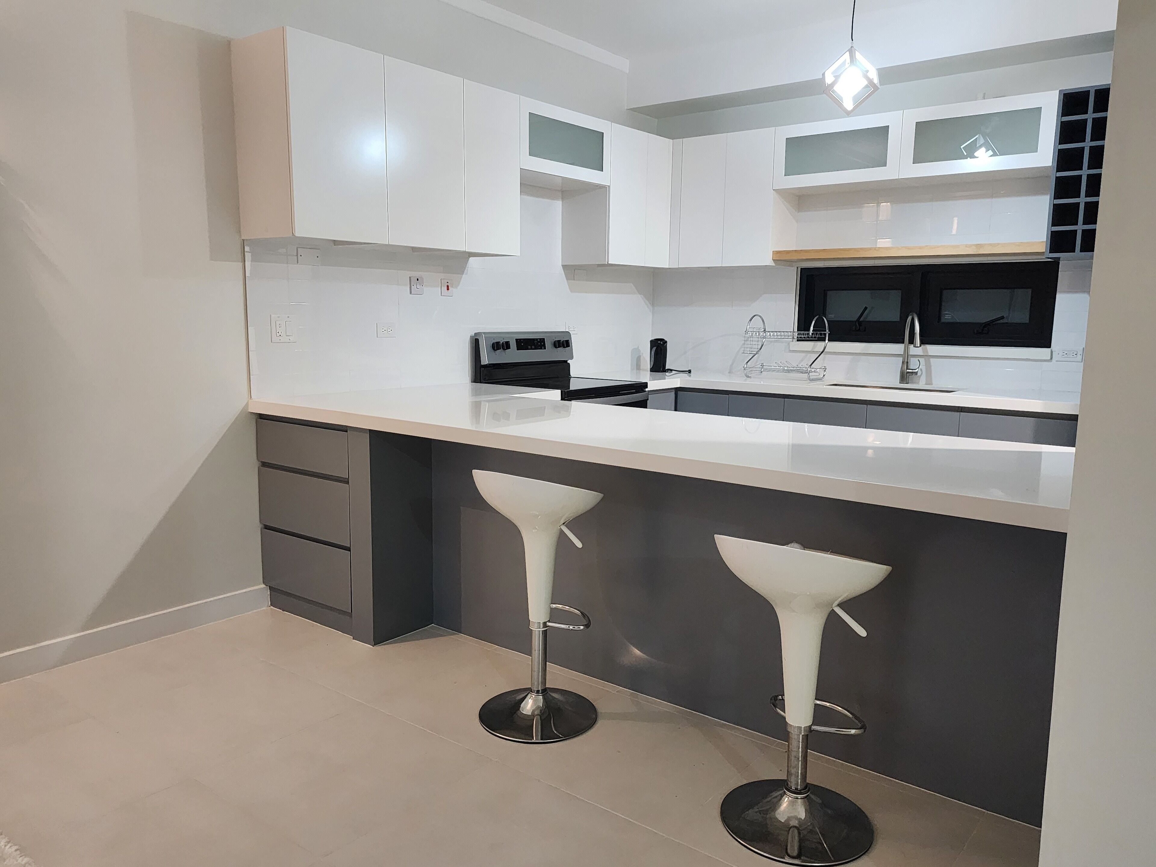 ロイヤル コンドミニアム | 専用キッチン | オーブン、調理器具と食器、キッチンカウンター