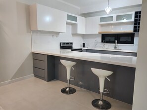 皇家公寓客房 | 私人廚房 | 烤箱、鍋具/餐盤/廚房用品、中島式廚房