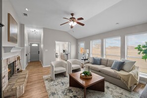 Smart TV, fireplace, books - 3BR in DFW | Epic Central | TX Live | AT&T Stadium (Grand Prairie)