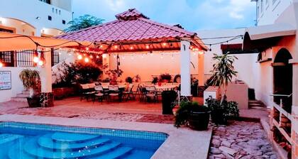 5 minutes to the beach! Family-sized condo with shared pool