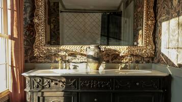 Haartrockner, Handtücher, Seife, Shampoo