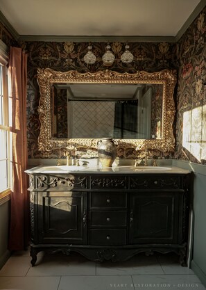 Asciugacapelli, asciugamani, sapone, shampoo