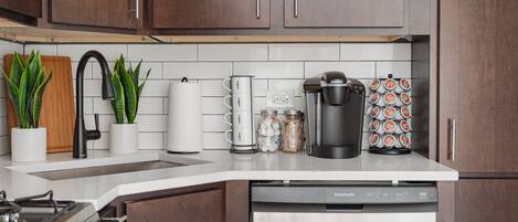 Køleskab, mikrobølgeovn, ovn, kogeplade