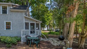 A house with a porch, a barbecue grill, and a stone pathway. - Bayview Cottage Ephraim (Ephraim)