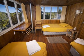Chambre Triple | Salle de bain | Douche, douche à « effet pluie », sèche-cheveux, serviettes fournies