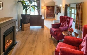Smart TV, fireplace, stereo