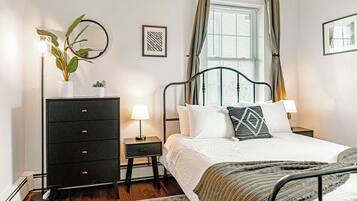 1 habitación, tabla de planchar con plancha y cuna de viaje