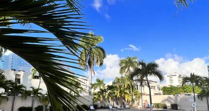 Fully Remodeled condo a few steps to beach Free parking WiFi