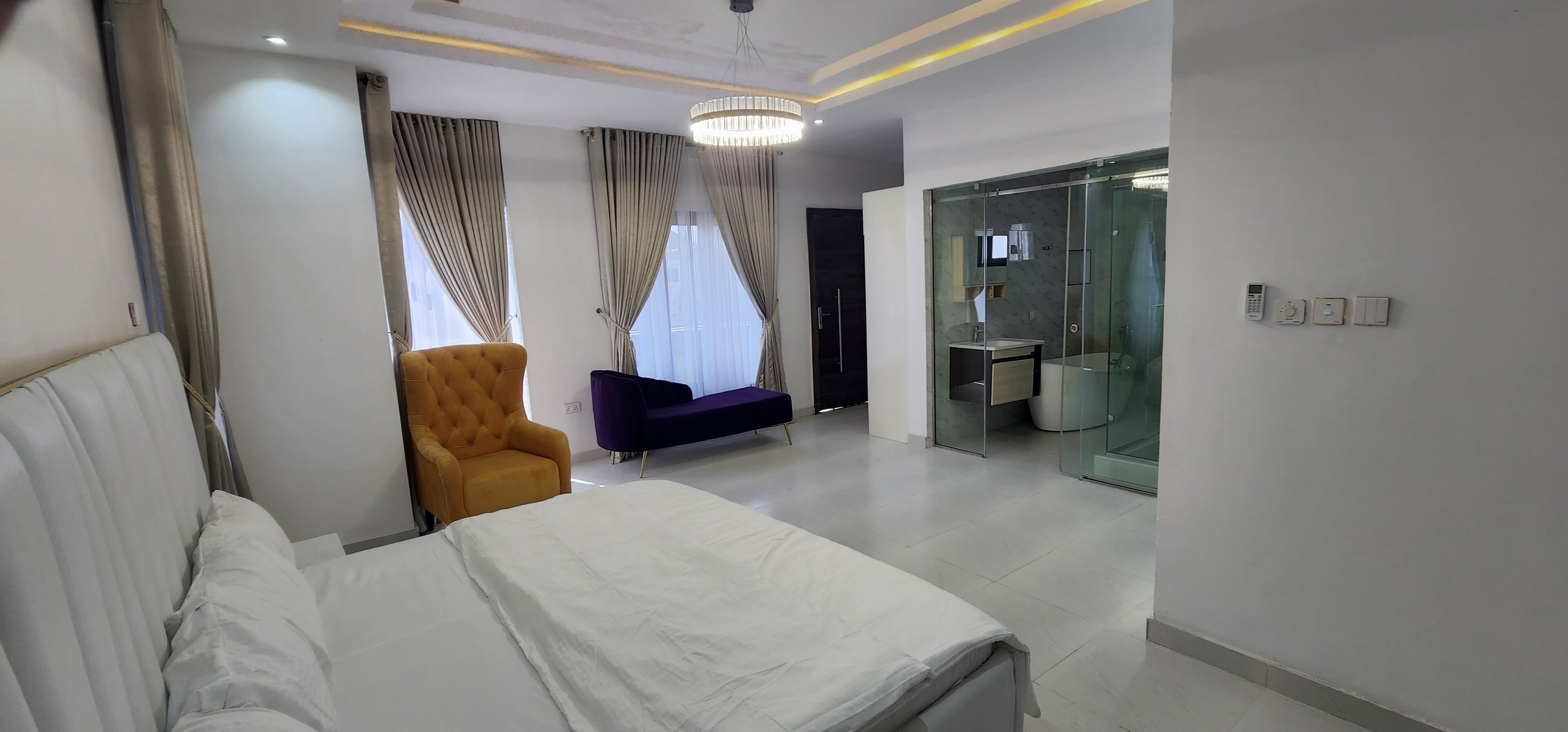 4 soverom, skrivebord, wi-fi (inkludert) og sengetøy