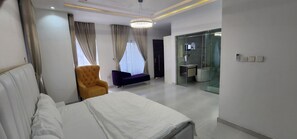 4 bedrooms, desk, free WiFi, bed sheets