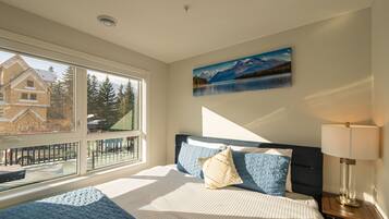 Family Townhome | 3 bedrooms, Egyptian cotton sheets, premium bedding, memory foam beds