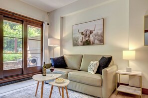 Smart TV y chimenea 