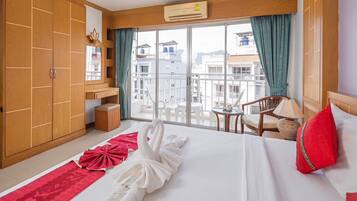 Deluxe Double Room, 1 Bedroom | In-room safe, individually decorated, individually furnished, desk