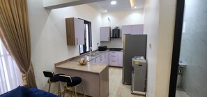 ثلاجة، ميكروويف، موقد طهي مسطح، غلّاية كهربائية