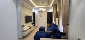 Smart TV, video games - A perfect place to Lodge II (Lekki)