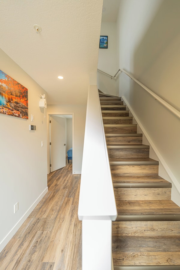 Skyline 207 - Mountain View Townhouse-ac - Heated Pool - Hot Tub - Alberta