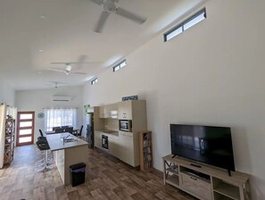 Interior - Lola's on Sandy (Mission Beach)