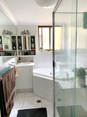 Haartrockner, Handtücher, Seife, Shampoo