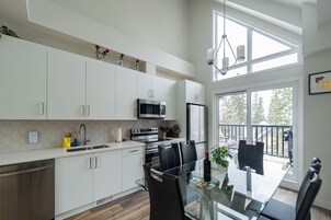 Family Townhome | Private kitchen | Full-size fridge, microwave, dishwasher, coffee/tea maker