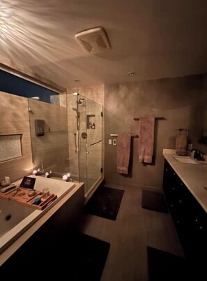 Shower, hair dryer, bidet, towels