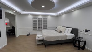 4 habitaciones, escritorio y tabla de planchar con plancha 
