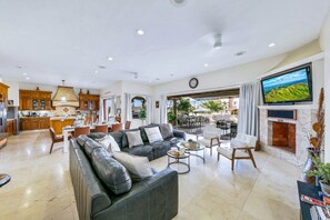 Smart-TV, Kamin, Bücher, Stereoanlage