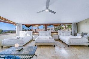 6 bedrooms, desk, iron/ironing board, travel crib