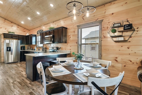 Private Heated Indoor Pool Cabin • Hot Tub & Games