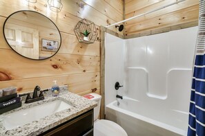 シャワー、ヘアドライヤー、タオル、トイレットペーパー