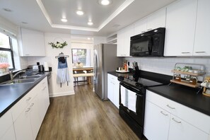 Fridge, microwave, oven, stovetop - Luxury Home (Pool), Ideal paradise to play & work. (Tampa)