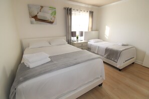 3 bedrooms, desk, iron/ironing board, travel cot - Luxury Home (Pool), Ideal paradise to play & work. (Tampa)