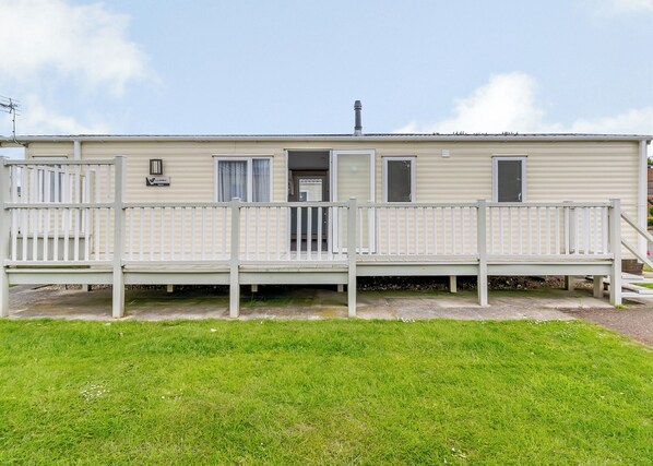 Exterior - 12ft-wide very comfortable and spacious caravan with one double and two twin. (Roman Bank, Skegness)