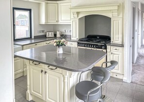 Frigorifero, forno, piano cottura, lavastoviglie