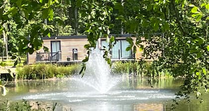 Oak Boutique Lodge Includes hot Tub, air con & dog
