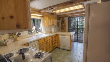 Nhà, 2 phòng ngủ | Bếp riêng | Tủ lạnh, dụng cụ pha cà phê/trà, lò nướng bánh mì