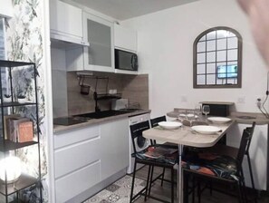 Refrigerador, microondas, placa de cocina, cafetera/tetera